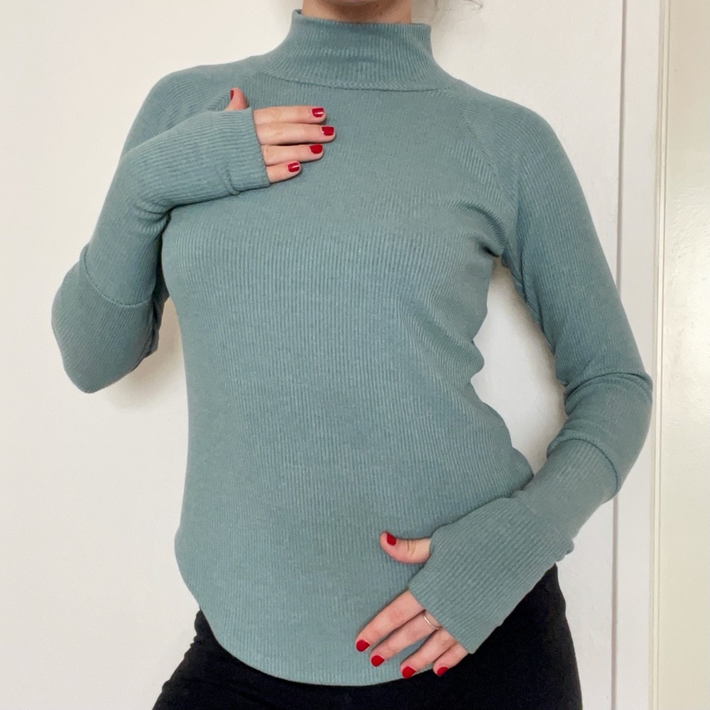 NWT Chaser seafoam sweater with thumbholes